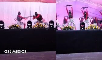 Notiespacio PV | Estudiantes realizan presentación con armas falsas y fotos de alcaldes asesinados en escuela de Michoacán