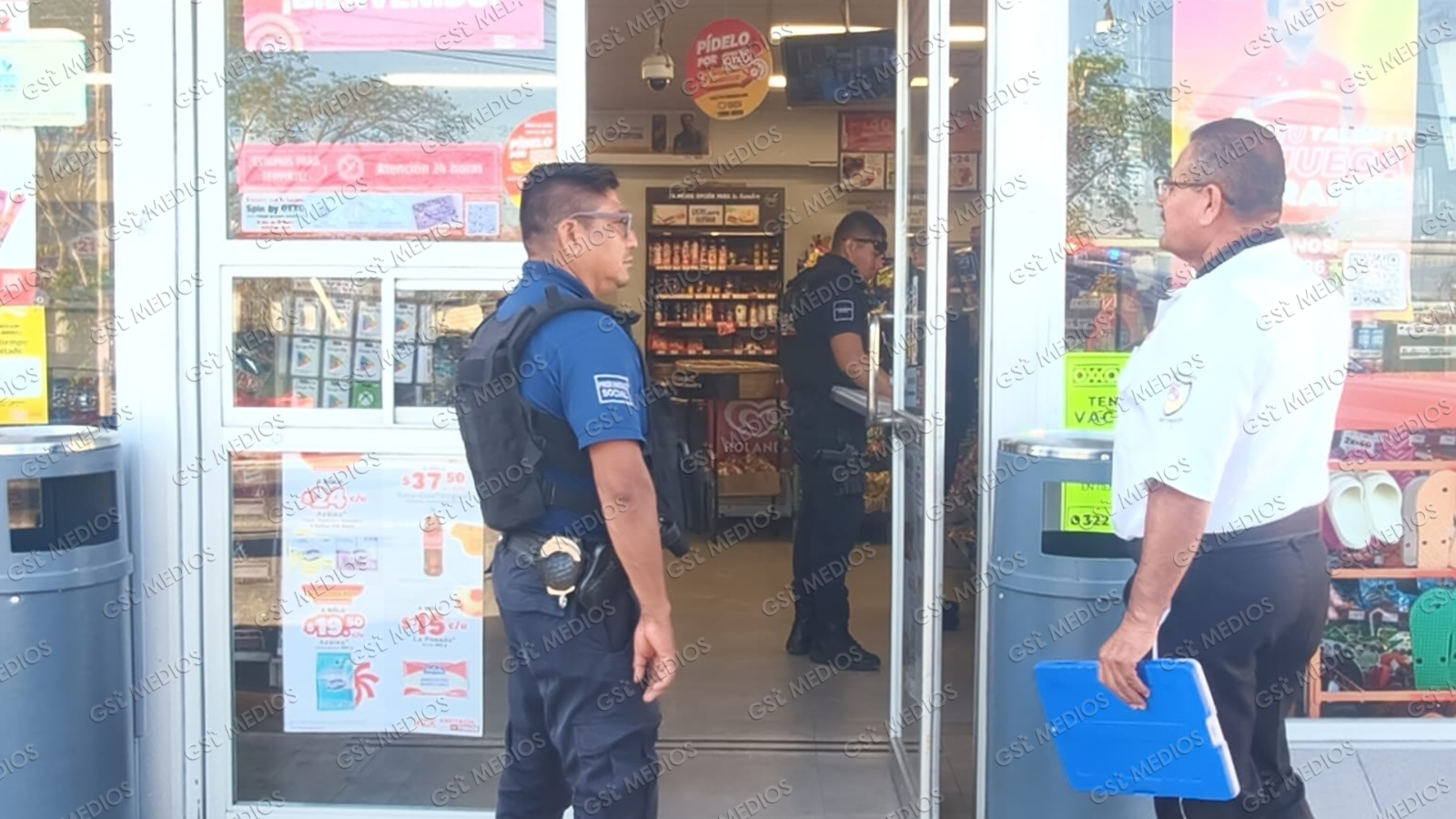 Con cuchillo en mano sujeto asalta Oxxo en la colonia Agua Zarca