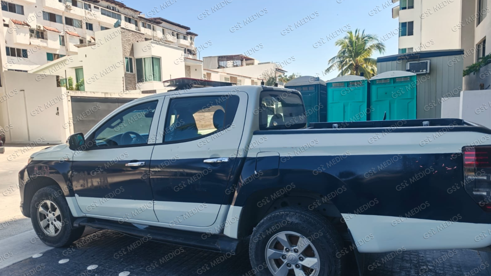 La víctima retiró el efectivo de un banco Banorte ubicado sobre la Av. Francisco Villa y posteriormente se dirigió a una torre de departamentos ubicada sobre la calle Francia, donde dos sujetos en motocicleta y con arma en mano, lo despojaron del dinero.