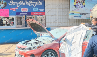 Un ataque armado registrado en la delegación de Ixtapa dejó como saldo una persona sin vida y dos mujeres lesionadas por arma de fuego. Los hechos ocurrieron la mañana de este viernes sobre la carretera a Las Palmas, a la altura de la cancha de fútbol La Preciosa. De acuerdo con reportes preliminares, la víctima mortal —un hombre de aproximadamente 40 años— quedó al interior de un vehículo KIA color rojo, donde fue acribillado por sujetos armados. En el mismo hecho, se reporta que la esposa de la víctima, así como su hija —una adolescente de aproximadamente 17 años—, quienes se encontraban al interior de la purificadora de agua, resultaron heridas. Elementos de seguridad acudieron al sitio para acordonar la zona e iniciar las primeras investigaciones, mientras que personal ministerial se encargó del levantamiento de indicios. De manera extraoficial, se reportan al menos 60 casquillos percutidos en el lugar de los hechos. Hasta el momento, no se han dado a conocer mayores detalles sobre los responsables ni sobre el estado de salud de las dos mujeres lesionadas.