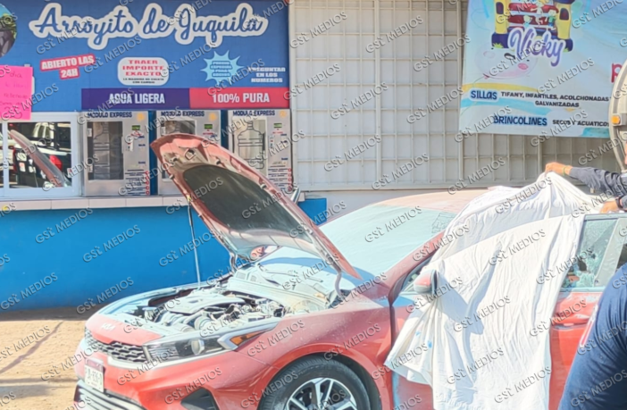 Un ataque armado registrado en la delegación de Ixtapa dejó como saldo una persona sin vida y dos mujeres lesionadas por arma de fuego. Los hechos ocurrieron la mañana de este viernes sobre la carretera a Las Palmas, a la altura de la cancha de fútbol La Preciosa. De acuerdo con reportes preliminares, la víctima mortal —un hombre de aproximadamente 40 años— quedó al interior de un vehículo KIA color rojo, donde fue acribillado por sujetos armados. En el mismo hecho, se reporta que la esposa de la víctima, así como su hija —una adolescente de aproximadamente 17 años—, quienes se encontraban al interior de la purificadora de agua, resultaron heridas. Elementos de seguridad acudieron al sitio para acordonar la zona e iniciar las primeras investigaciones, mientras que personal ministerial se encargó del levantamiento de indicios. De manera extraoficial, se reportan al menos 60 casquillos percutidos en el lugar de los hechos. Hasta el momento, no se han dado a conocer mayores detalles sobre los responsables ni sobre el estado de salud de las dos mujeres lesionadas.