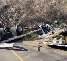 Volcadura fatal en la carretera 200: trailero pierde la vida