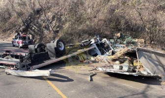 Volcadura fatal en la carretera 200: trailero pierde la vida