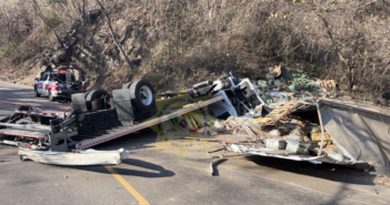 Volcadura fatal en la carretera 200: trailero pierde la vida