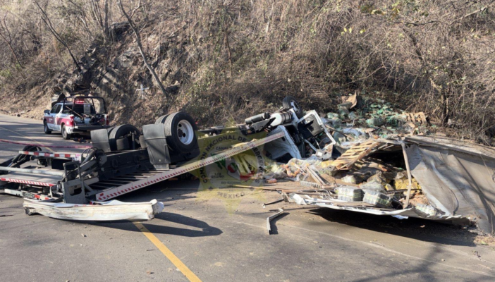 Volcadura fatal en la carretera 200: trailero pierde la vida
