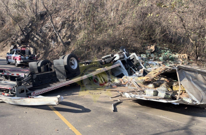 Volcadura fatal en la carretera 200: trailero pierde la vida