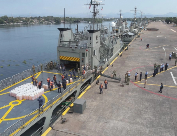 Aseguran embarcación con 103 bidones de combustible ilegal en costas de Michoacán