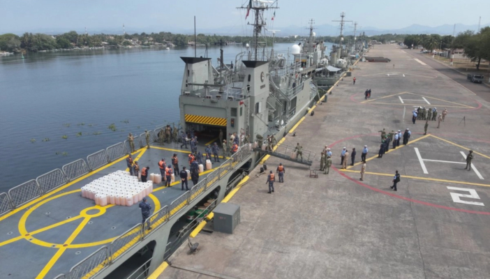 Aseguran embarcación con 103 bidones de combustible ilegal en costas de Michoacán