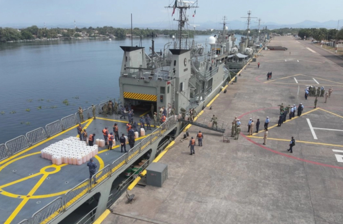 Aseguran embarcación con 103 bidones de combustible ilegal en costas de Michoacán