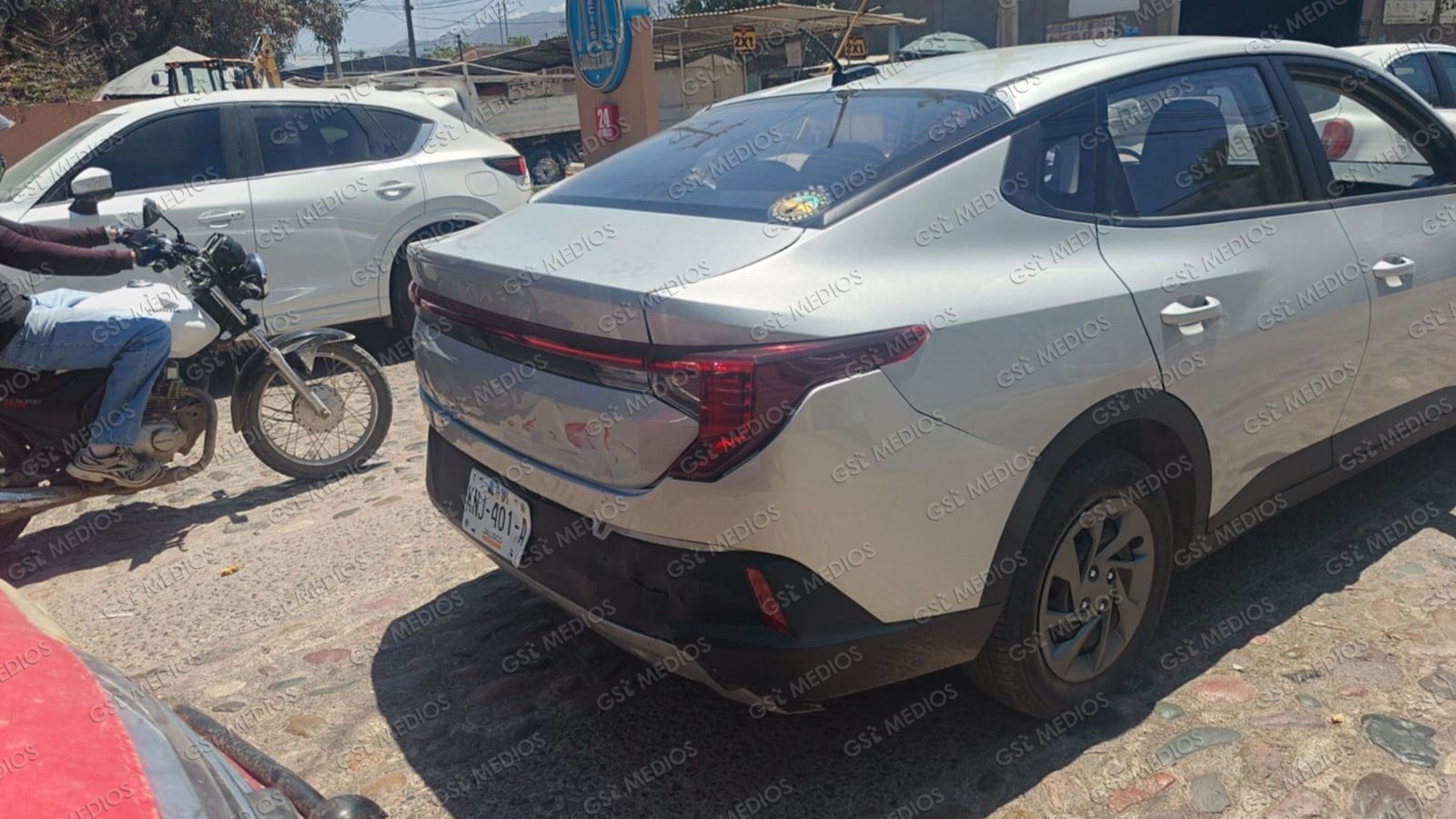 Provoca choque y termina agrediendo al otro conductor en Exiquio Corona