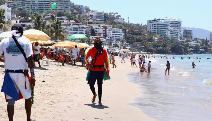 Vigilancia en playas de Puerto Vallarta se refuerza por temporada vacacional