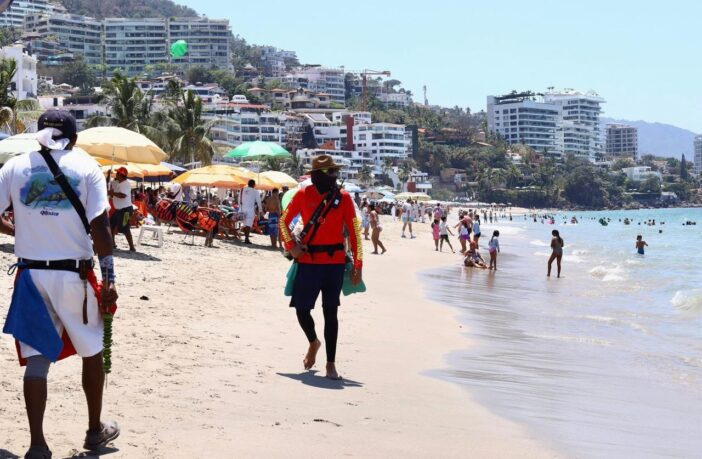Vigilancia en playas de Puerto Vallarta se refuerza por temporada vacacional