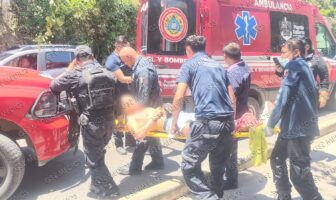 Motociclista lesionado tras impactar contra ambulancia en Av. México