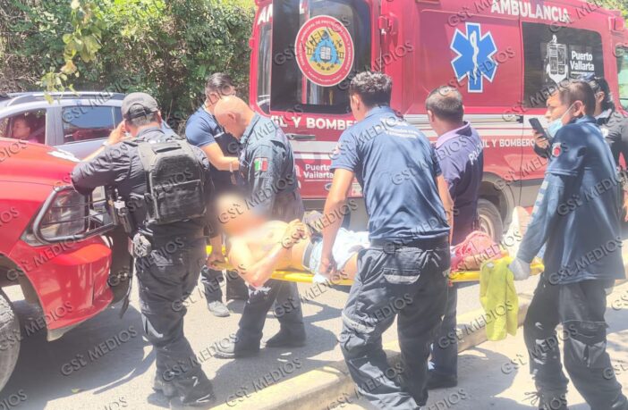 Motociclista lesionado tras impactar contra ambulancia en Av. México
