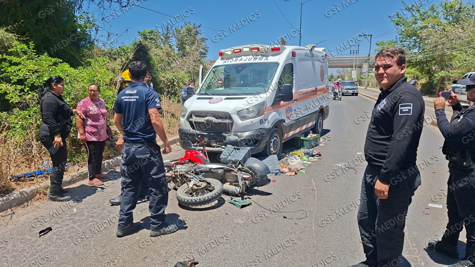 Motociclista lesionado tras impactar contra ambulancia en Av. México