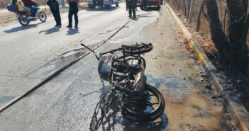 Hombre incendia su propia moto para evitar que se la llevaran al corralón