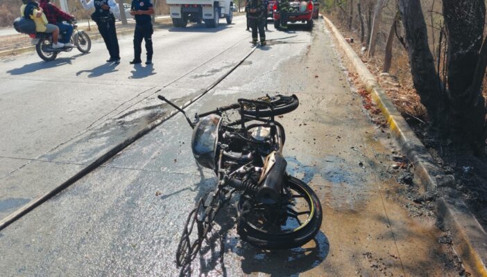 Hombre incendia su propia moto para evitar que se la llevaran al corralón