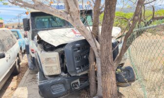 Camioneta de valores impacta contra árbol en El Coapinole