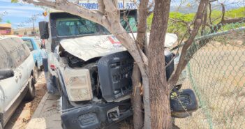 Camioneta de valores impacta contra árbol en El Coapinole