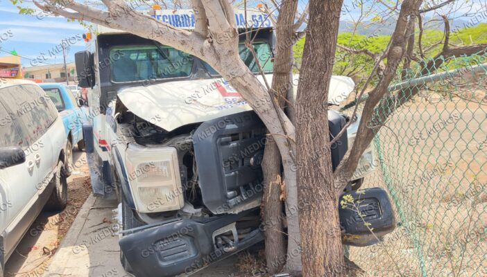 Camioneta de valores impacta contra árbol en El Coapinole