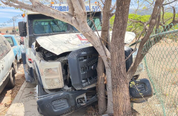 Camioneta de valores impacta contra árbol en El Coapinole