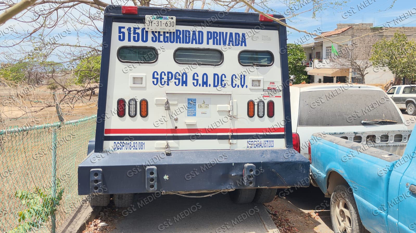 Camioneta de valores impacta contra árbol en El Coapinole