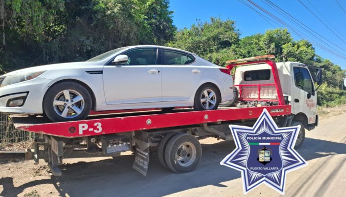 Vehículo robado en Puerto Vallarta es recuperado por policías durante patrullaje