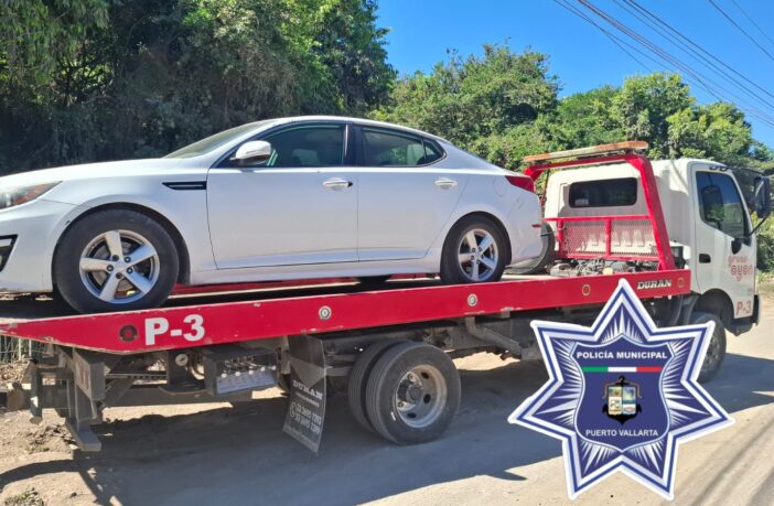 Vehículo robado en Puerto Vallarta es recuperado por policías durante patrullaje