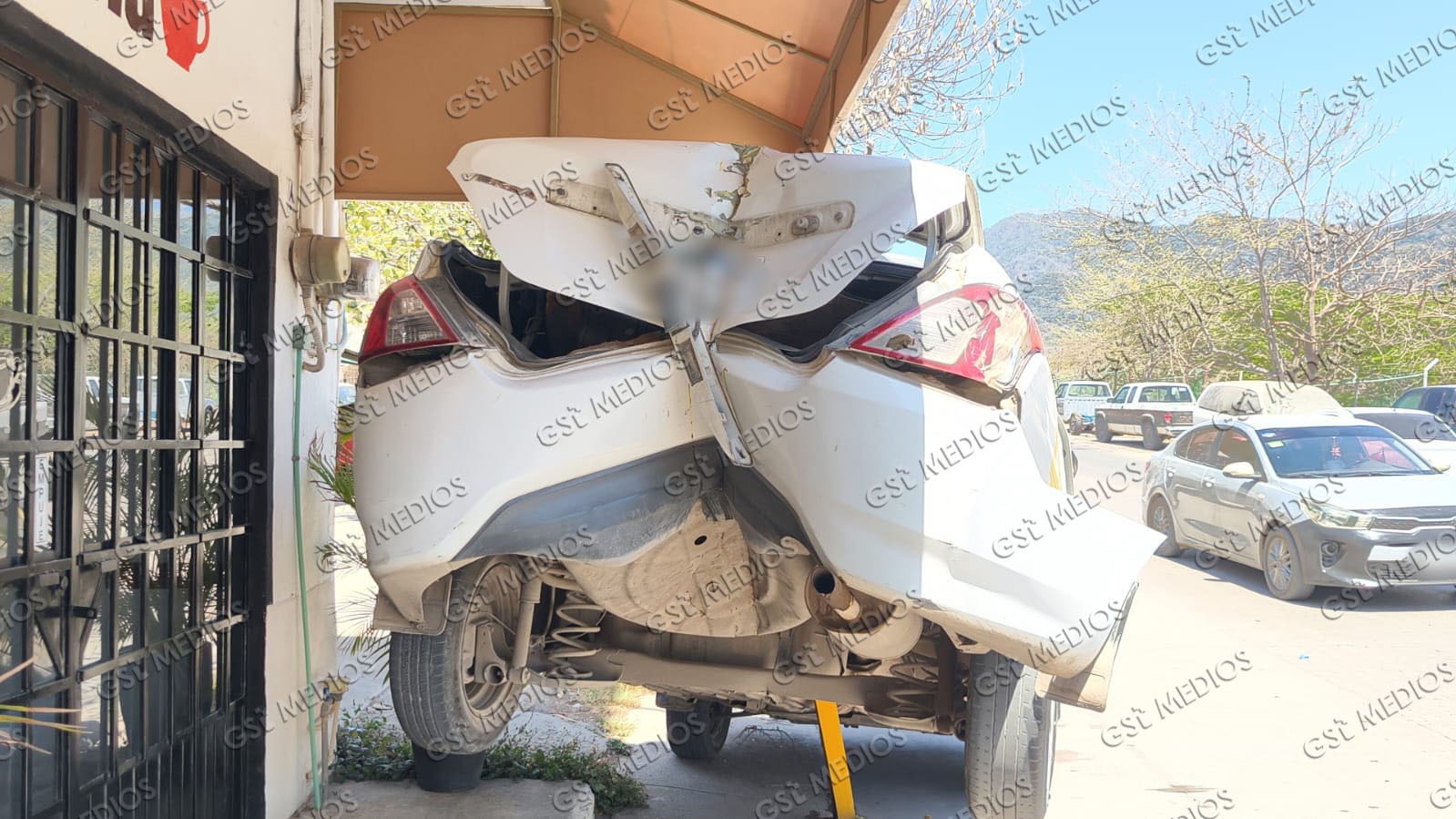 Taxi queda incrustado en barra de protección en Lomas del Coapinole
