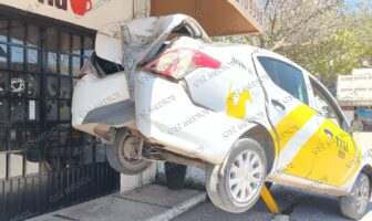 Taxi queda incrustado en barra de protección en Lomas del Coapinole