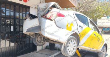 Taxi queda incrustado en barra de protección en Lomas del Coapinole