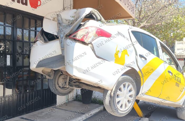 Taxi queda incrustado en barra de protección en Lomas del Coapinole