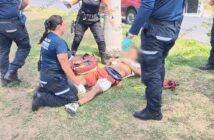 Se "comió" la curva y terminó impactando contra una palmera en Fluvial Vallarta