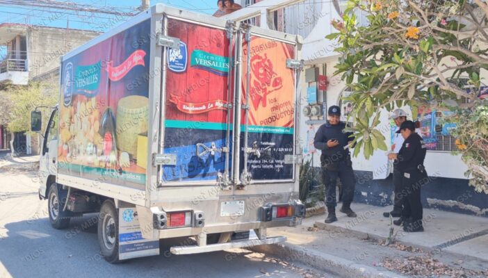 Asaltan a repartidor de cremería a mano armada en Las Juntas