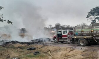 Continua activo incendio en Los Gavilanes; helicóptero Witari refuerza combate al fuego