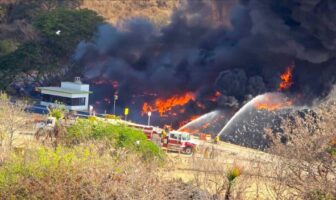 Autoridades federales, estatales y municipales mantienen un operativo conjunto para controlar el fuego y evitar riesgos a la población, mientras que la alerta por la contaminación atmosférica se mantiene activa.