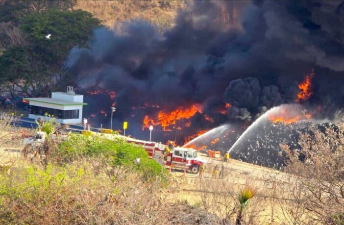 Autoridades federales, estatales y municipales mantienen un operativo conjunto para controlar el fuego y evitar riesgos a la población, mientras que la alerta por la contaminación atmosférica se mantiene activa.
