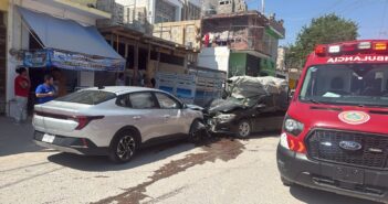 Choque en calle Gardenia envía al hospital a mujer embarazada y a madre que acababa de dar a luz