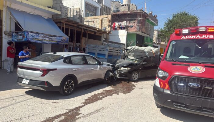 Choque en calle Gardenia envía al hospital a mujer embarazada y a madre que acababa de dar a luz