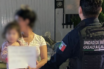 Rescatan policías de Guadalajara a bebé que salió gateando de su casa