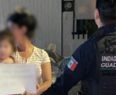 Rescatan policías de Guadalajara a bebé que salió gateando de su casa