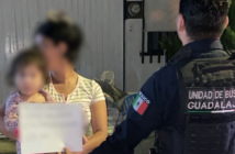 Rescatan policías de Guadalajara a bebé que salió gateando de su casa