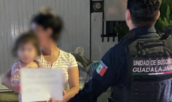 Rescatan policías de Guadalajara a bebé que salió gateando de su casa