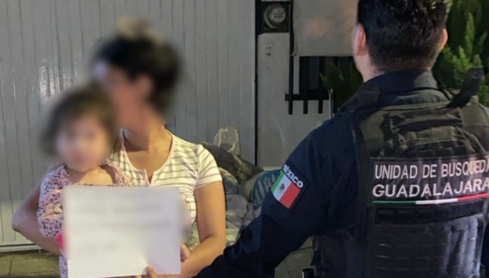 Rescatan policías de Guadalajara a bebé que salió gateando de su casa