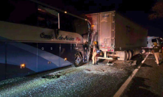 Choque entre autobús y camiones de carga deja lesionados en Tequila