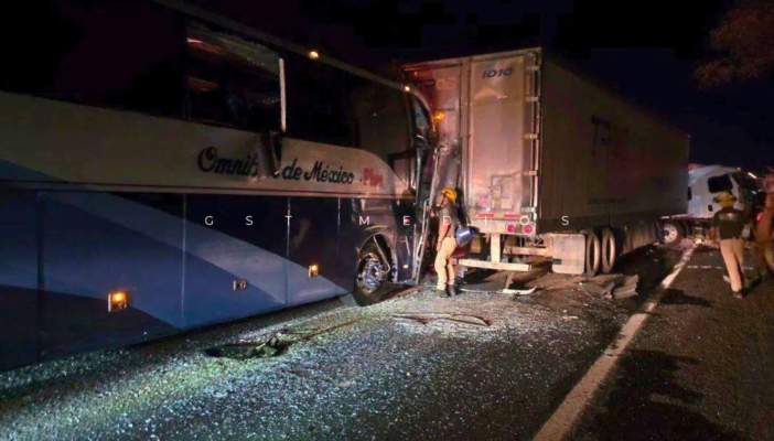 Choque entre autobús y camiones de carga deja lesionados en Tequila