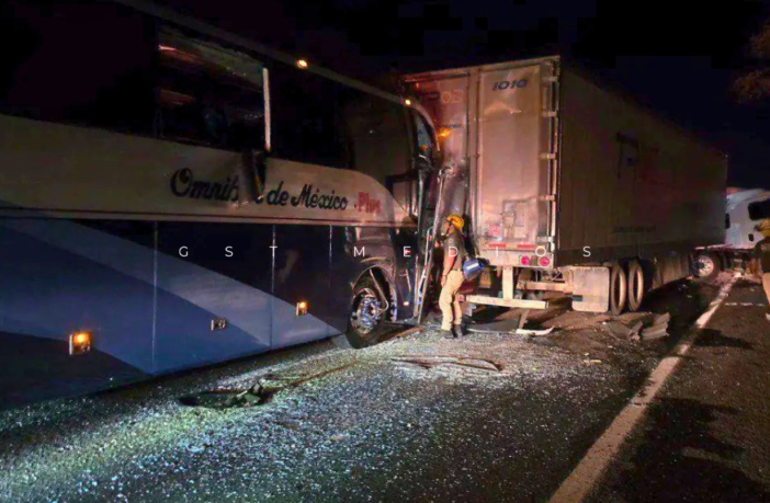 Choque entre autobús y camiones de carga deja lesionados en Tequila