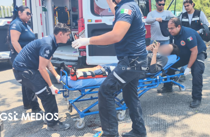 Motociclista con fractura expuesta tras choque con taxi en Vallarta
