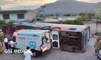 Volcadura de camión de pasajeros en Villa Corona deja más de 40 lesionados