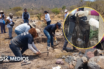 Colectivos hallan 60 bolsas con restos humanos en fosa clandestina de El Salto